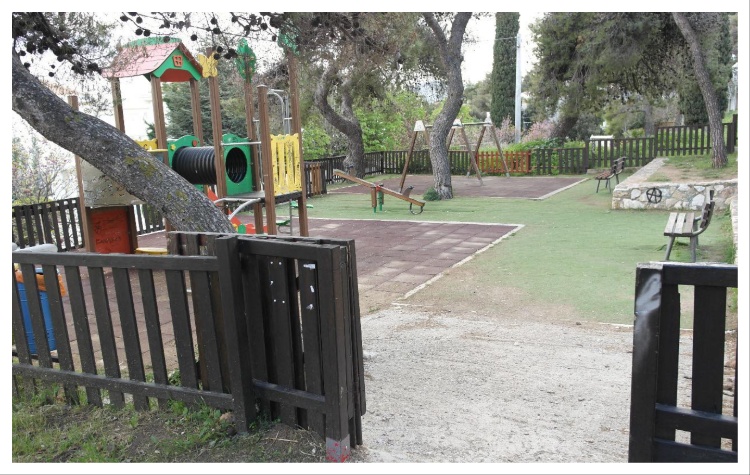 ΣΥΜΠΟΛΙΤΕΙΑ: «’’Θέατρο του παραλόγου’’ με την παιδική χαρά στην Ηγουμένου Μακρυγιάννη»